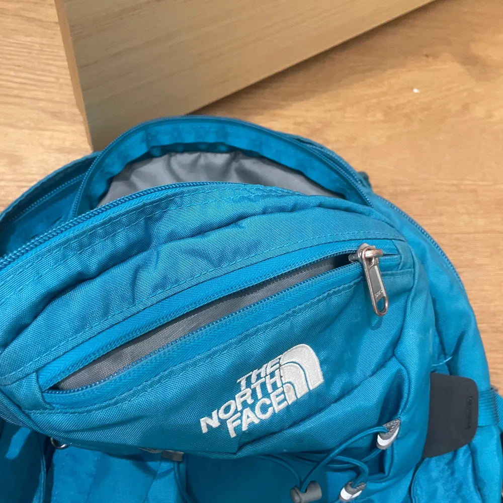 hyvässä kunnossa oleva the north face sininen reppu 2 isoa taskua ja yksi etutasku isoissa taskuissa on sisällä pienempiä taskuja. Väskor.