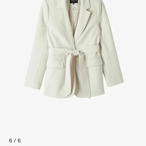 Oanvänd Stockholm LM vit blazer kavajjacka - Har aldrig använt och ska sälja för att den var för lång för mig (jag är 160 cm). Har fortfarande alla lappar och köpte den för 1300 kr. 