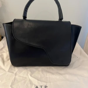 ATP Atelier väska  - Säljer min ATP Atelier väska i modellen Arezzo i medium storleken. Väl använd och har lite slitningar men fortfarande i fint skick! Nypris runt 5000kr💞
