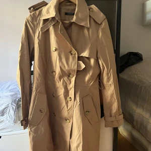 Ralph lauren coat  - Ralph lauren trench coat beige. Storlek M. Skick 8/10. Skriv till mig om ni har några frågor eller funderingar! Pris går att diskutera 