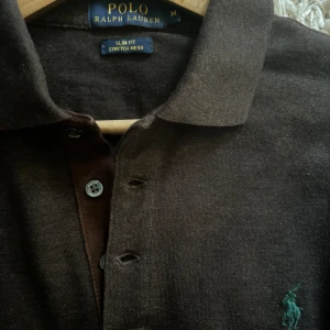 Polo ralph lauren långärmad pike - Polo ralph lauren långärmad pike. Nästan oanvänd. Inga defekter. Storlek M slim fit mesh material. Fin nu till hösten! Hör av er vid fler frågor👍🏼