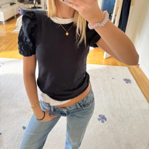 Sööt topp med puffärmar - Säljer denna super söta topp med puffärmar🥹 Simpla toppar är ett måste till en bra utrustad garderob! Denna är perfekt till familjemiddagar eller bara som vardags topp🥰