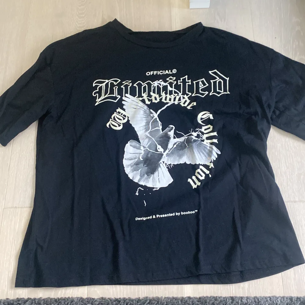 Svart graphic T, har haft ganska länge och printet är fortfarande kvar. Betalade 100. Jätte mjuk. Oversized.. T-shirts.