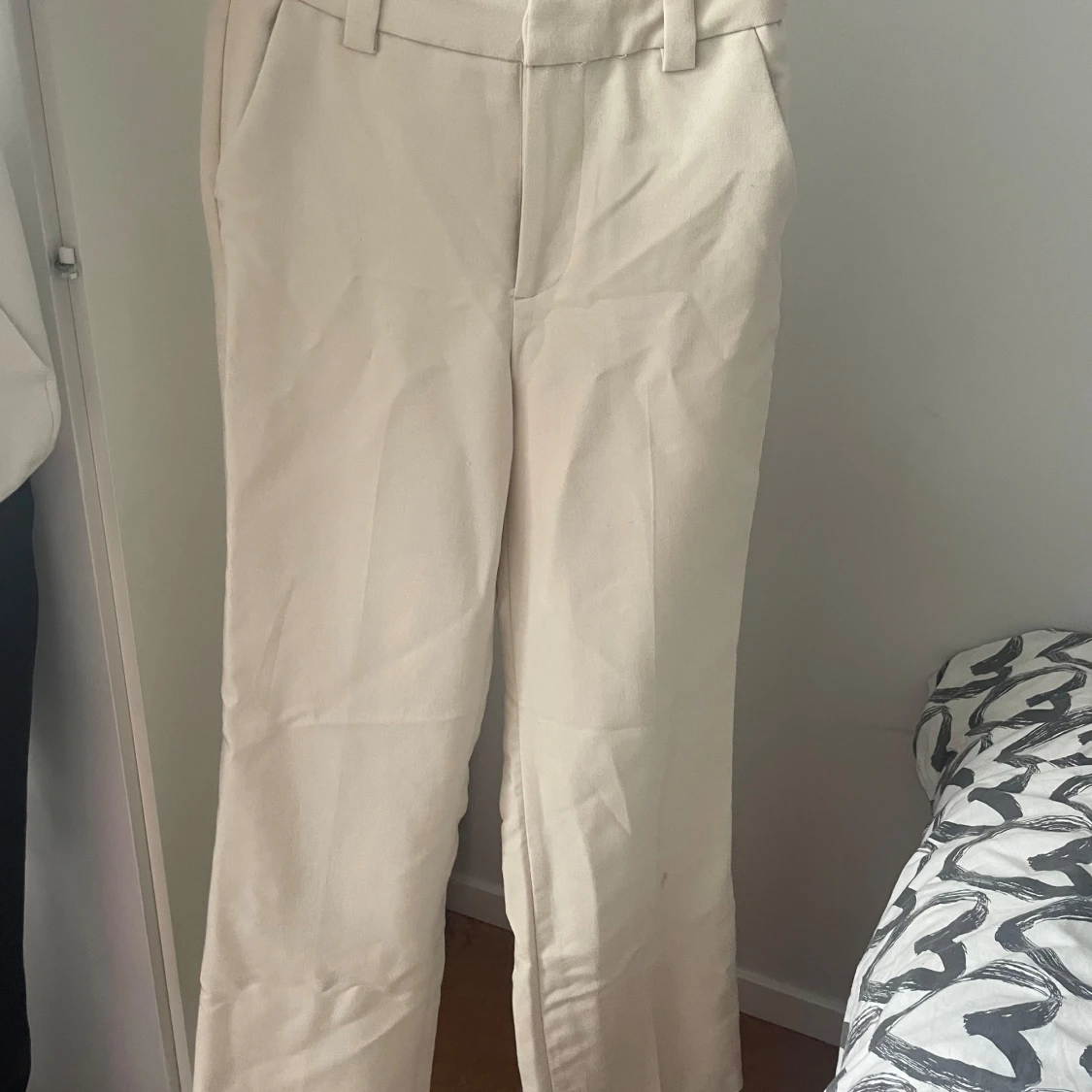 Beige kostymbyxor