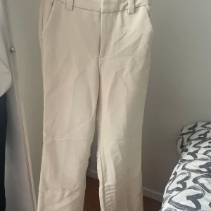 Beige kostymbyxor  - Kostymbyxor från newyorker som är slutsålda Har använt 2-3 gånger 