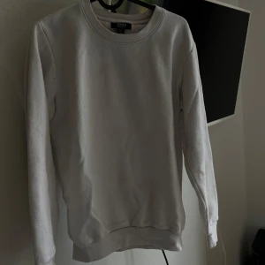 Vit tröja från SMOG - Säljer en stilren vit tröja från SMOG i storlek XS. Mycket använt skick 