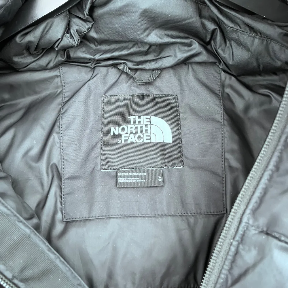 Skön svart the North face jacka 🧥 Perfekt nu till hösten/vintern🍁❄️ Jackan är sparsamt använd och har inga defekter🔥 Skick 8/10  Priset är inte hugget i Sten 🪨 . Jackor.