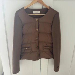 Busnel jacka  - Bra skick, har en liten skada (bild 3) därför nedsatt pris! Annars inga andra skador! 