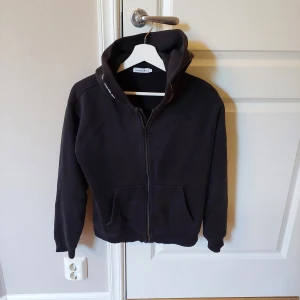 Svart zip hoodie - Köpt från kidsbrandstore i storlek 14. Bra skick.