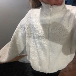 Teddy jacka - Teddy jacka i storlek M men passar mig som vanligtvis har S. Kommit till andväning 1 gång därav säljer jag den