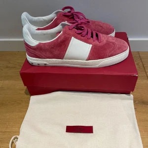 Valentino Flycrews - Ett par riktigt feta Valentino Flycrews i storlek 41 passar 42 också! Man får med box dustbag men även original pappret! Tar även emot byten. Kom privat🫶🏼