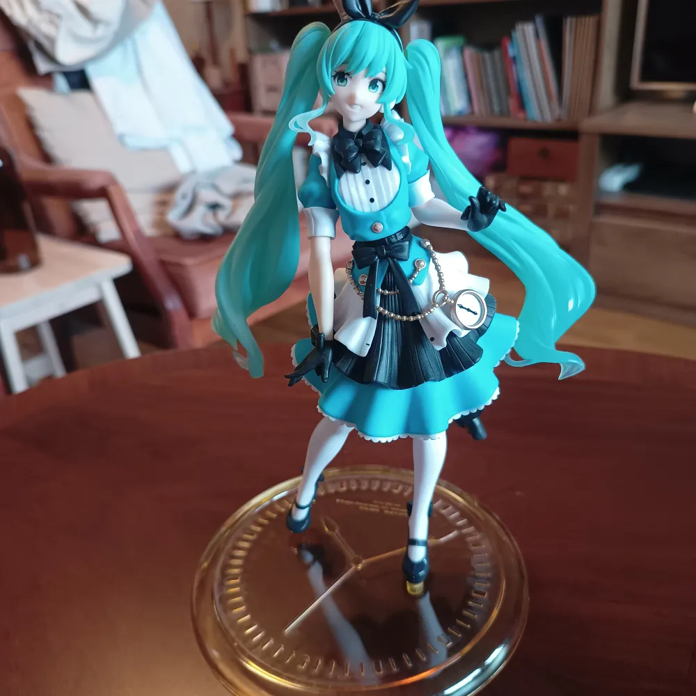 En hatsune miku figur föreställande Alice i underlandet. Mycket fint skick, saknar dock låda. Från runns.se för ca 400 kr. Övrigt.