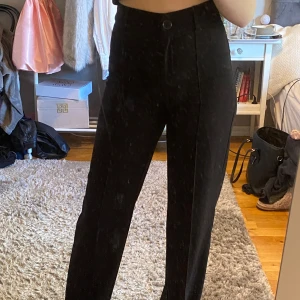Svarta kostymbyxor  - Höga i midjan, sparsamt använda det finns inga skador på dem.