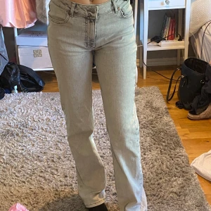 Grå jeans  - Ljusgråa jeans som är använda ca 5, inga skador, de har utgått från Bikboks sortiment 