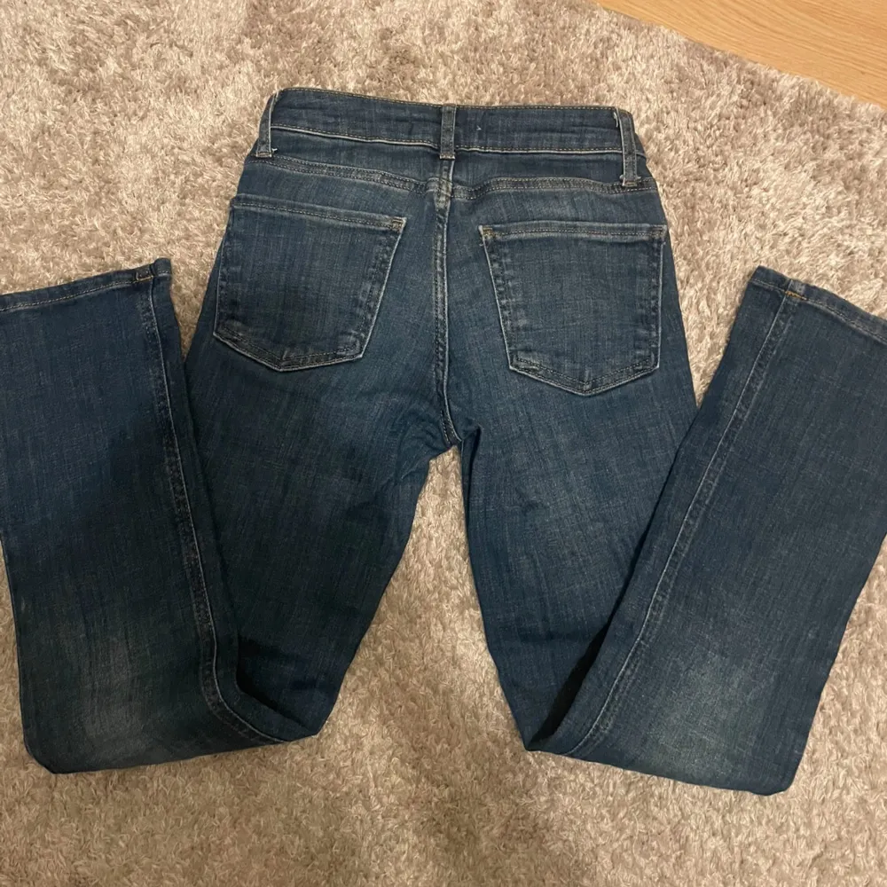  Säljer dessa jättefina jeans från Zara på grund av att jag köpt fel storlek. Har använt dessa jeans endast en gång. Pris kan diskuteras🫶🏼. Jeans & Byxor.