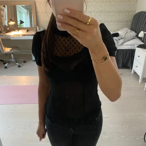 Festtopp  - Hej, säljer denna superfina topp då den ej kommer till användning🩷 pris kan diskuteras!