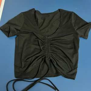 Svart kortärmad topp från Shein - Svart topp från Shein med korta ärmar och en v-ringad design. 