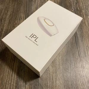 IPL Hårborttagningsinstrument - Säljer ett IPL hårborttagningsinstrument. Den är helt oanvänd och kommer med laddare, bruksanvisning, garantilapp och följesedel om man vill. Säljer denna för att den tyvärr aldrig kommit till användning                   Köptes från fyndline.se för 799kr