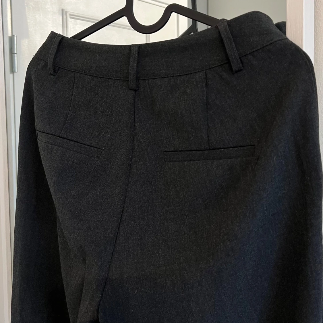 Mörkgråa kostymbyxor - 91