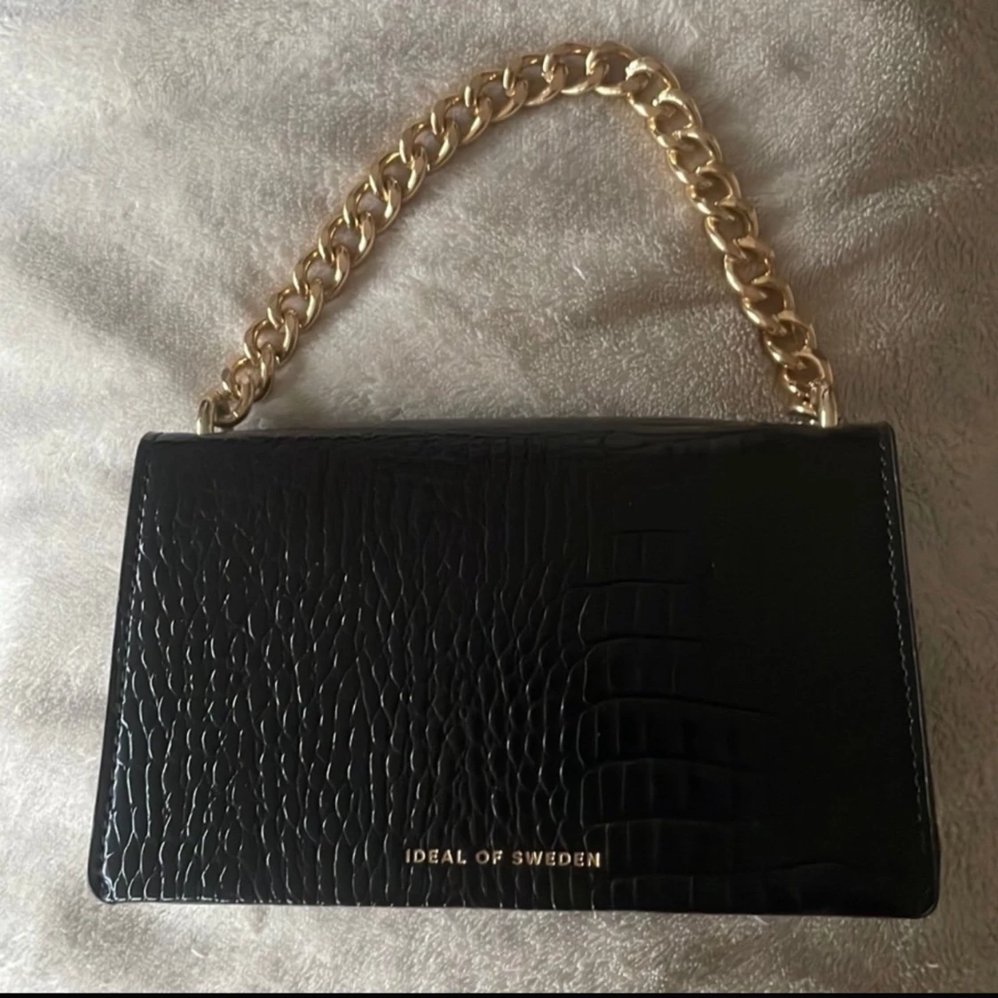 Svart kuvertväska från Ideal of Sweden