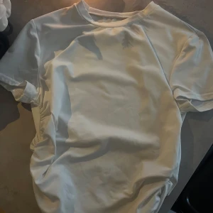 Vit t-shirt från Shein - Säljer en stilren vit t-shirt från Shein i storlek S. T-shirten har korta ärmar och har scrunched sidor. 