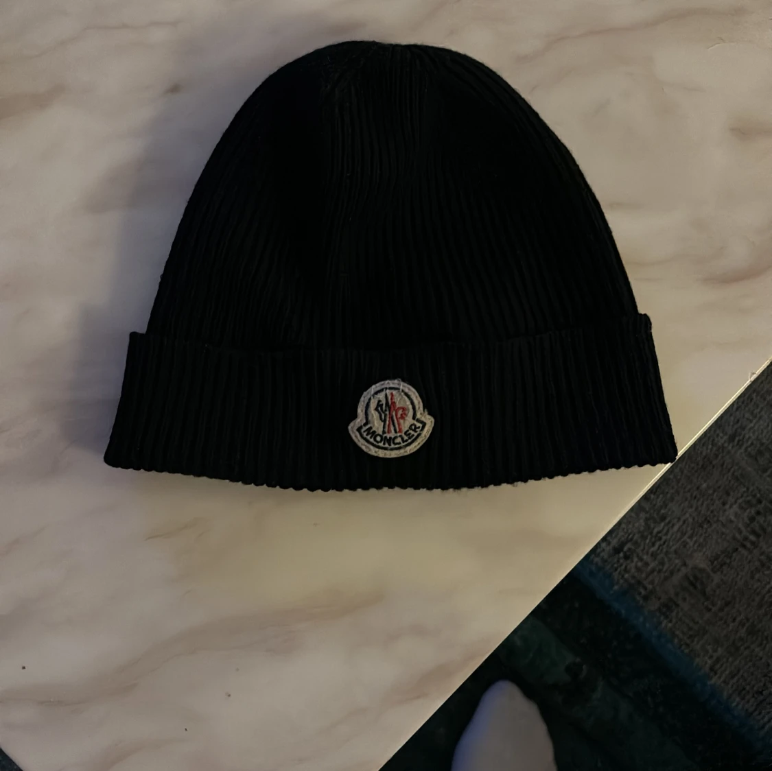 Svart ribbad mössa från Moncler