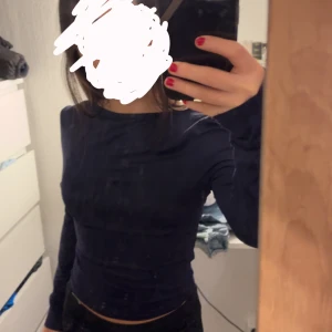 Mörkblå långärmad topp - Tröjan har bra passform. Änden vid ärmen på tröjan är skadat vilket kommer att påverka priset. Men annars är den i väldigt bra skick🩷man kan använda den på olika sätt. Det kan ni se på bilderna💕