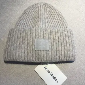 Snygg grå ribbad mössa från Acne Studios med märke framtill. Ny med lappen kvar. Ursprungligen 1600