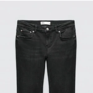 Svarta jeans från Zara -  svarta jeans från Zara med låg midja och bootcut passform. De har klassiska fem fickor och knappar i silverfärg. 