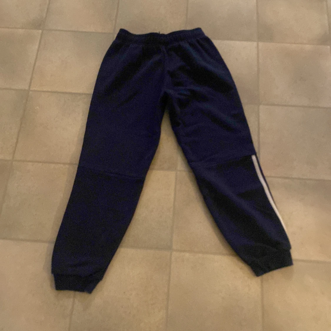 Mörkblåa mjukisbyxor från Adidas - 90