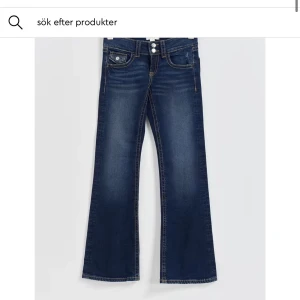 Blå bootcut jeans från Gina Tricot - Snygga blå bootcut jeans från Gina Tricot med dubbla knappar och klassisk femficksdesign. Mycket bra skick och de är använda. Ordinariepris 359.
