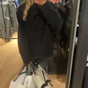 Kappa - Snygg marinblå kappa från Gina Tricot med knappar framtill. Perfekt för kyligare dagar med sin stilrena design och bekväma passform. Jackan har långa ärmar och en klassisk krage. Gina Young storlek 170 men passar mig med xs-s 