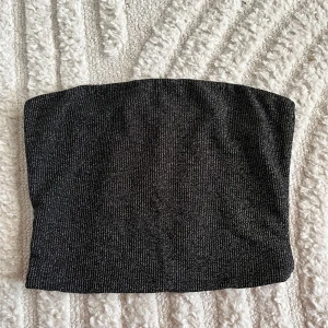Svart tubtopp från NA-KD - Snygg svart tubtopp från NA-KD i storlek L. Perfekt för en stilren look, enkel att matcha med olika outfits. Tillverkad i ett mjukt och bekvämt material.