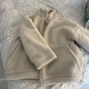 Beige teddyjacka från Carin Wester - Mysig beige teddyjacka från Carin Wester med dragkedja och stora fickor. Använd få gånger. Köpt för 700kr