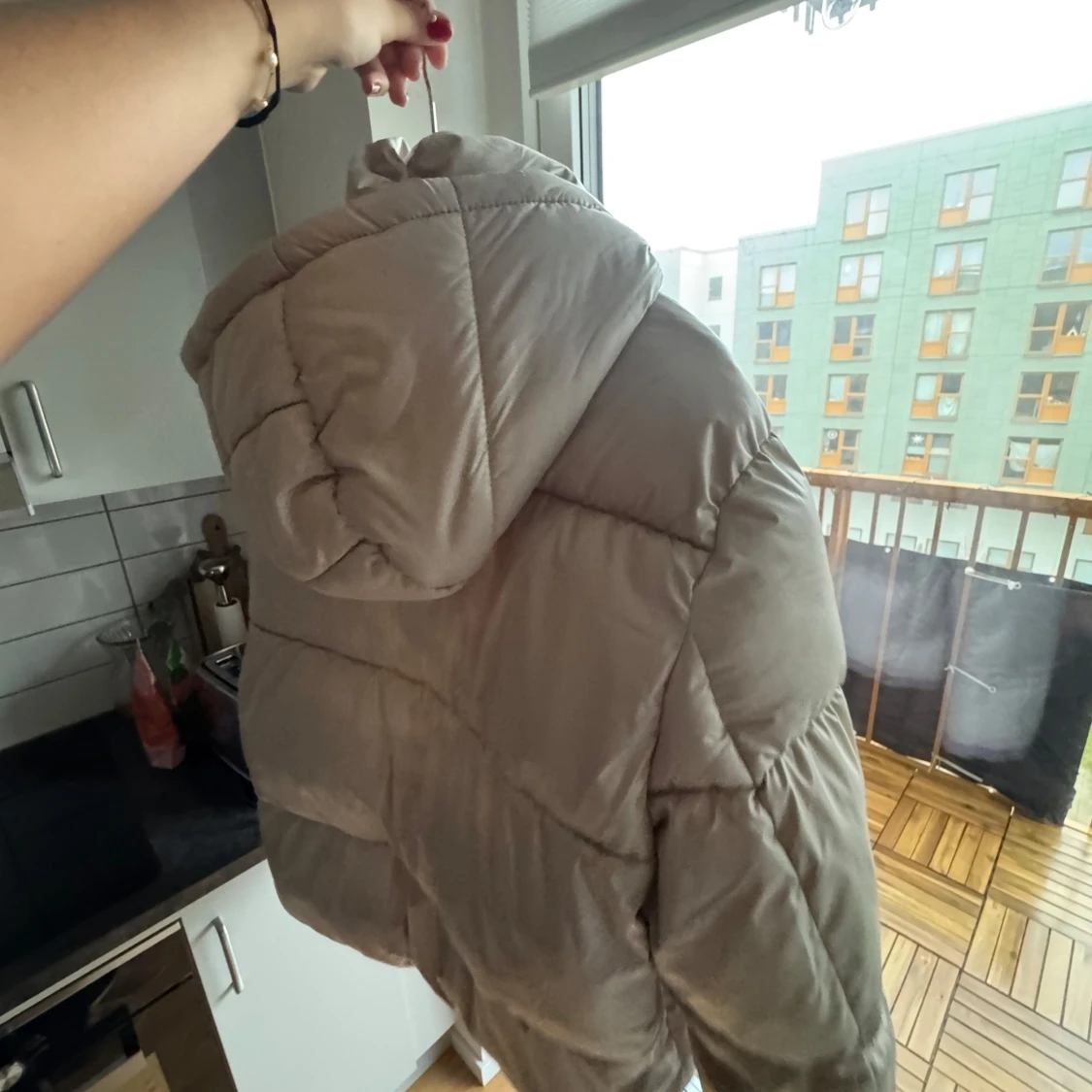 Beige pufferjacka med huva - 91