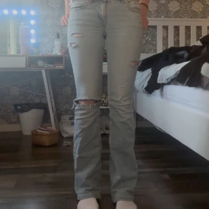 lågmidjade jeans med hål - super snygga lågmidjade jeans med hål, de är ifrån lager157 och jag har gjort hålen själv🥰 250kr+frakt, storlek Xs full lenght passar perfekt på mig som är 172cm💕