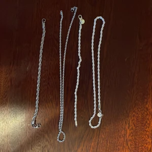 Silverhalsband i olika kedjedesigner - Säljer flera stilrena silverhalsband med olika kedjedesigner. Alla halsband är märkta med 925 för äkta silver. Perfekta för att lägga till en elegant touch till din outfit. Köp dem tillsammans eller separat!