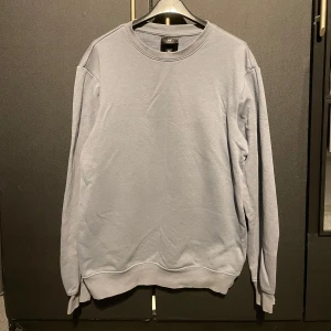 Grå sweatshirt från H&M - Säljer en stilren grå sweatshirt från H&M i storlek XS, men passar även S. Tröjan har en avslappnad passform med långa ärmar och rund halsringning. Perfekt för en casual look🤩