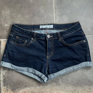 Mörkblå jeansshorts från Amisu - Mörkblå low waist jeansshorts från Amisu i storlek 36, midja 37 cm