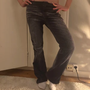 Grå manchesterbyxor - Snygga grå menchester jeans från weekday låg midjade