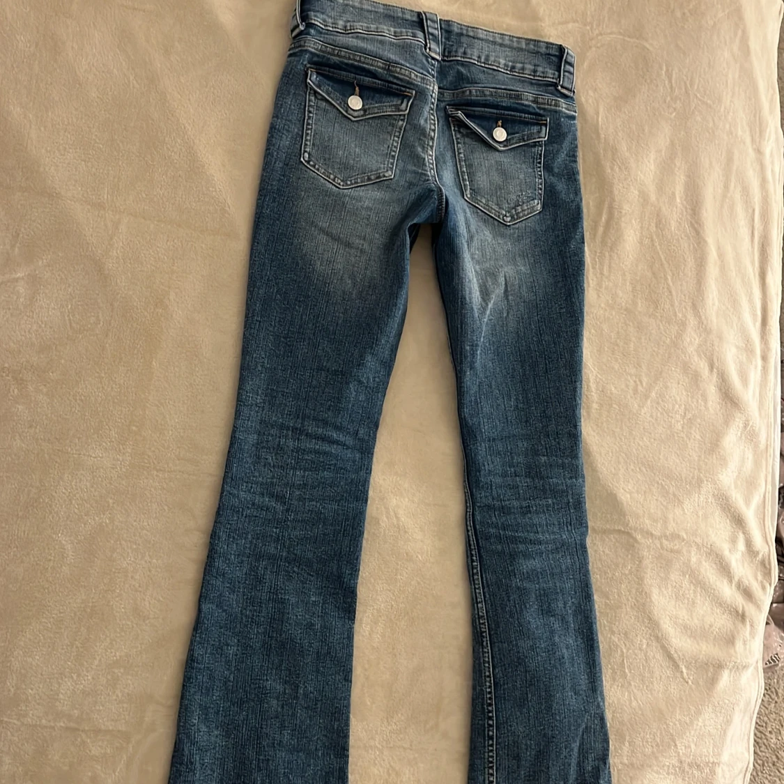 Blå bootcut jeans från H&M - 1