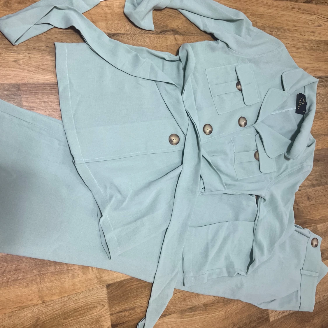 Ljusblå kavaj med knappar