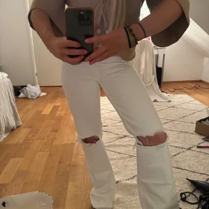 Zara jeans - Vita zara jeans med slitningar 