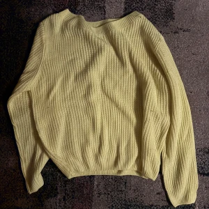 Gul stickad tröja - Säljer en mysig gul stickad tröja med rund hals och långa ärmar. Perfekt för kyliga dagar och ger en härlig färgklick till garderoben. Passar bra till både jeans och kjol.