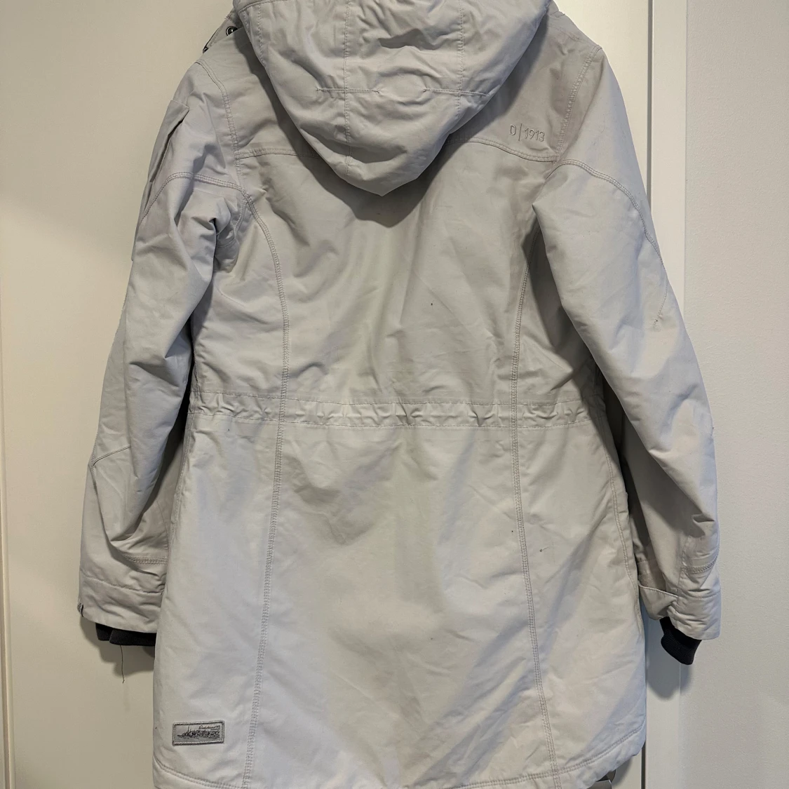 Ljusgrå parkajacka från Didriksons - 90