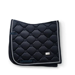 Equestrian Stockholm schabrak säljes  - Mörkblått Equestrian Stockholm schabrak säljes. Dressyr stl full. Användt skick. Egna bilder fås vid intresse. 