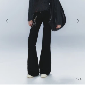 Svarta bootcut jeans - Snygga svarta bootcut jeans med låg midja. Perfekta för en trendig look med sin vida passform nedtill. Klassisk design med knappar och dragkedja framtill. Från cheap Monday x weekday. Original pris 399kr knappt använda