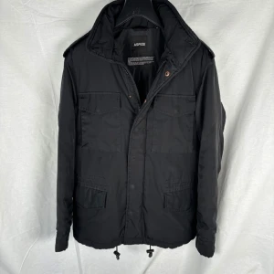 Aspesi field Jacka - Aspesi field jacka, storlek M sitter normalt, skick 9/10, pris 2399kr. Hör gärna av dig om frågor eller funderingar..