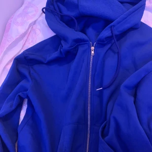 Blå hoodie med dragkedja - Säljer en snygg blå hoodie med dragkedja framtill. Från shein.