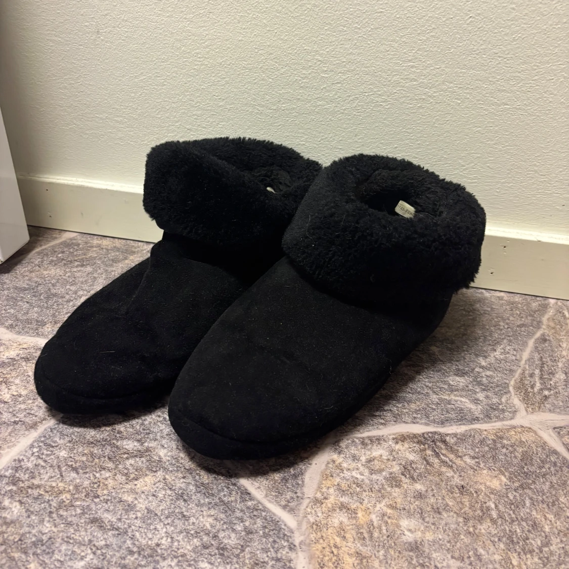 Svarta tofflor med foder